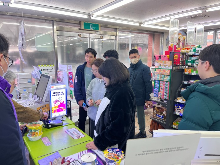 위풍당당 청소년 참여자들이 편의점에서 물건 구매, 카드 결제를 하고 있음.
