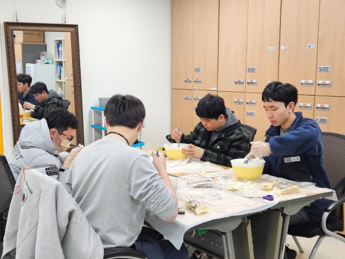 위풍당당 청소년 참여자들이 요리 활동을 하고 있음.