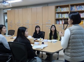 인권생태계팀 김지영팀장이 대학생봉사단과 인사를 나누고있다.